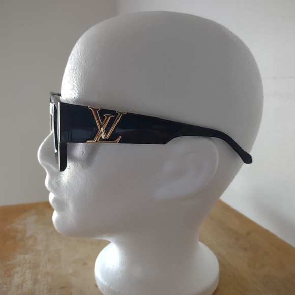 LOUIS VUITTON UNISEX ITALIAN MADE SUNGLASSES. BLK WITH PURPLE LENSES main image 4